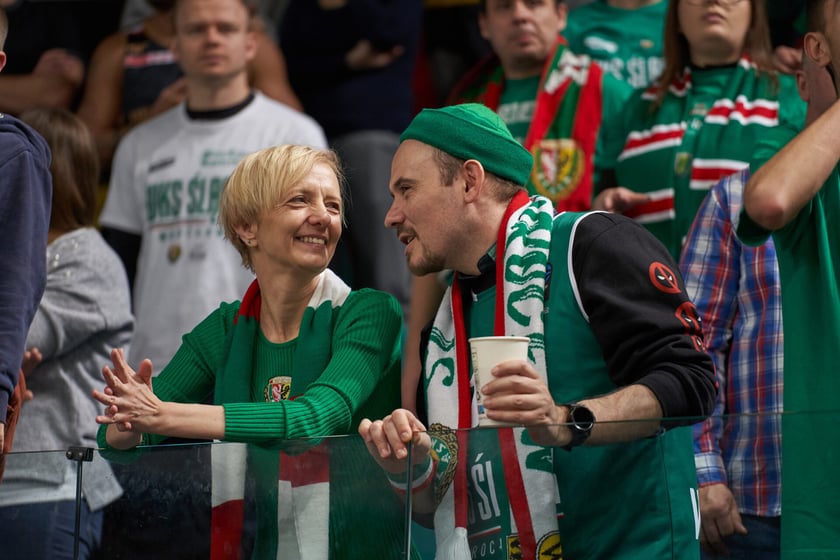 Kibice, cherleaderki i koszykarze podczas meczu Śląsk Wrocław - Arka Gdynia w Hali Orbita, 17 grudnia 2022 r.