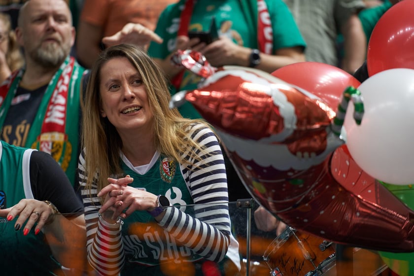 Kibice, cherleaderki i koszykarze podczas meczu Śląsk Wrocław - Arka Gdynia w Hali Orbita, 17 grudnia 2022 r.