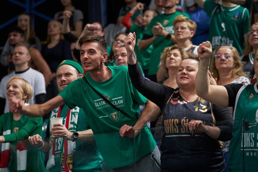 Kibice, cherleaderki i koszykarze podczas meczu Śląsk Wrocław - Arka Gdynia w Hali Orbita, 17 grudnia 2022 r.