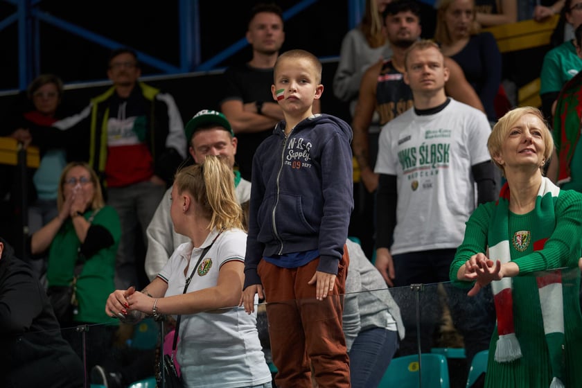 Kibice, cherleaderki i koszykarze podczas meczu Śląsk Wrocław - Arka Gdynia w Hali Orbita, 17 grudnia 2022 r.