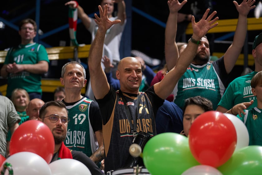 Kibice, cherleaderki i koszykarze podczas meczu Śląsk Wrocław - Arka Gdynia w Hali Orbita, 17 grudnia 2022 r.
