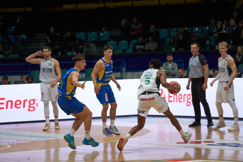 Kibice, cherleaderki i koszykarze podczas meczu Śląsk Wrocław - Arka Gdynia w Hali Orbita, 17 grudnia 2022 r.