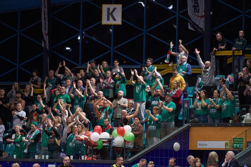 Kibice, cherleaderki i koszykarze podczas meczu Śląsk Wrocław - Arka Gdynia w Hali Orbita, 17 grudnia 2022 r.