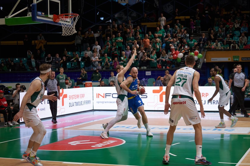 Kibice, cherleaderki i koszykarze podczas meczu Śląsk Wrocław - Arka Gdynia w Hali Orbita, 17 grudnia 2022 r.