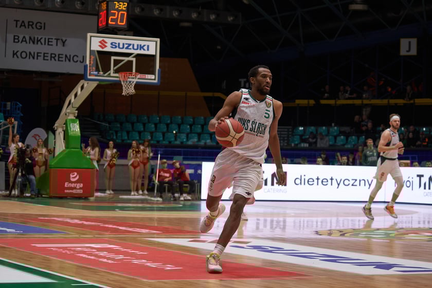 Kibice, cherleaderki i koszykarze podczas meczu Śląsk Wrocław - Arka Gdynia w Hali Orbita, 17 grudnia 2022 r.