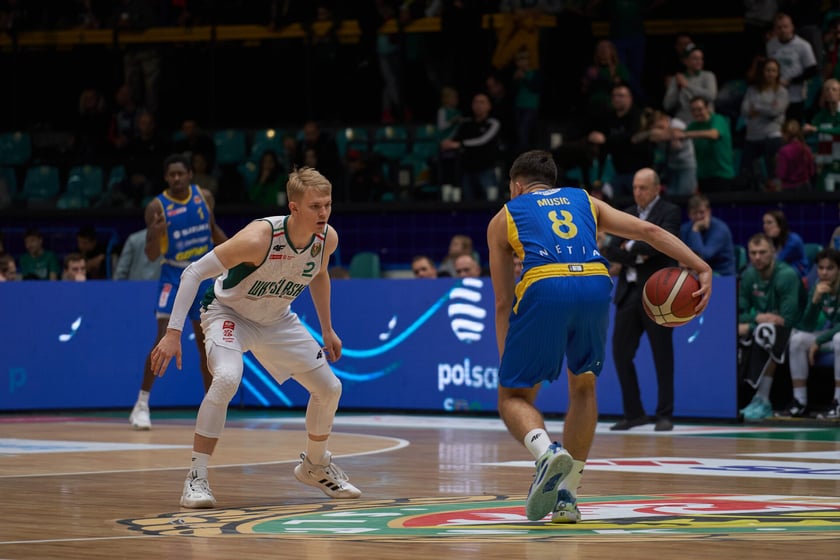 Kibice, cherleaderki i koszykarze podczas meczu Śląsk Wrocław - Arka Gdynia w Hali Orbita, 17 grudnia 2022 r.