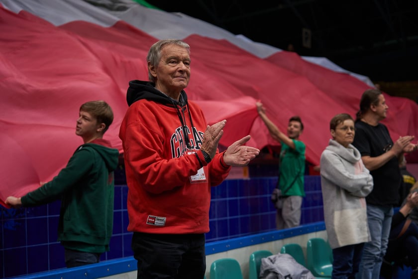 Kibice, cherleaderki i koszykarze podczas meczu Śląsk Wrocław - Arka Gdynia w Hali Orbita, 17 grudnia 2022 r.