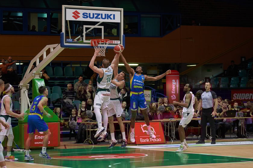 Kibice, cherleaderki i koszykarze podczas meczu Śląsk Wrocław - Arka Gdynia w Hali Orbita, 17 grudnia 2022 r.