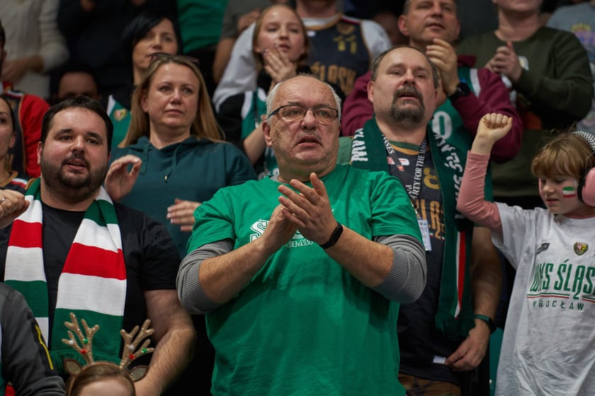 Kibice, cherleaderki i koszykarze podczas meczu Śląsk Wrocław - Arka Gdynia w Hali Orbita, 17 grudnia 2022 r.