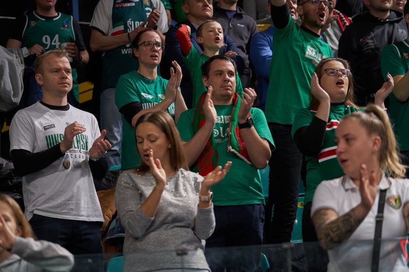 Kibice, cherleaderki i koszykarze podczas meczu Śląsk Wrocław - Arka Gdynia w Hali Orbita, 17 grudnia 2022 r.