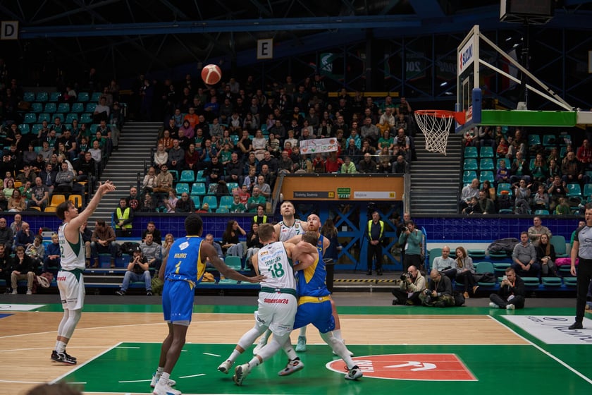 Kibice, cherleaderki i koszykarze podczas meczu Śląsk Wrocław - Arka Gdynia w Hali Orbita, 17 grudnia 2022 r.