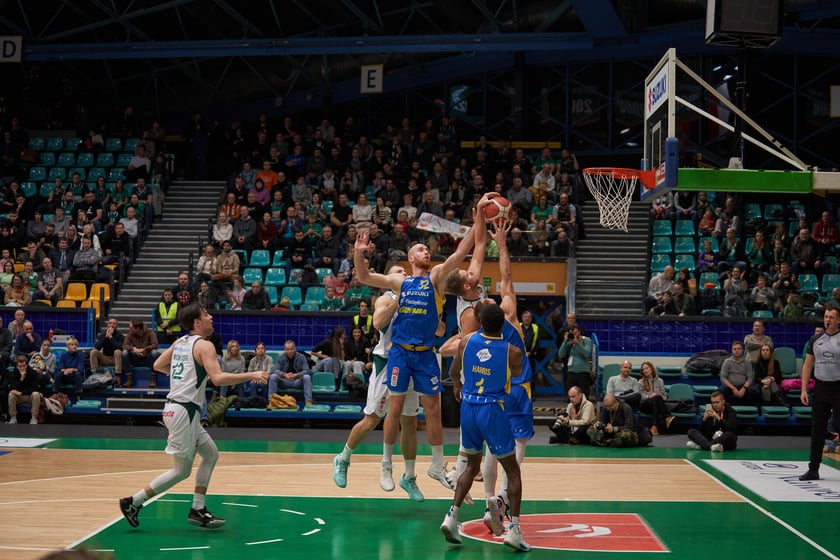 Kibice, cherleaderki i koszykarze podczas meczu Śląsk Wrocław - Arka Gdynia w Hali Orbita, 17 grudnia 2022 r.