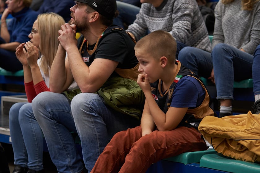 Kibice, cherleaderki i koszykarze podczas meczu Śląsk Wrocław - Arka Gdynia w Hali Orbita, 17 grudnia 2022 r.