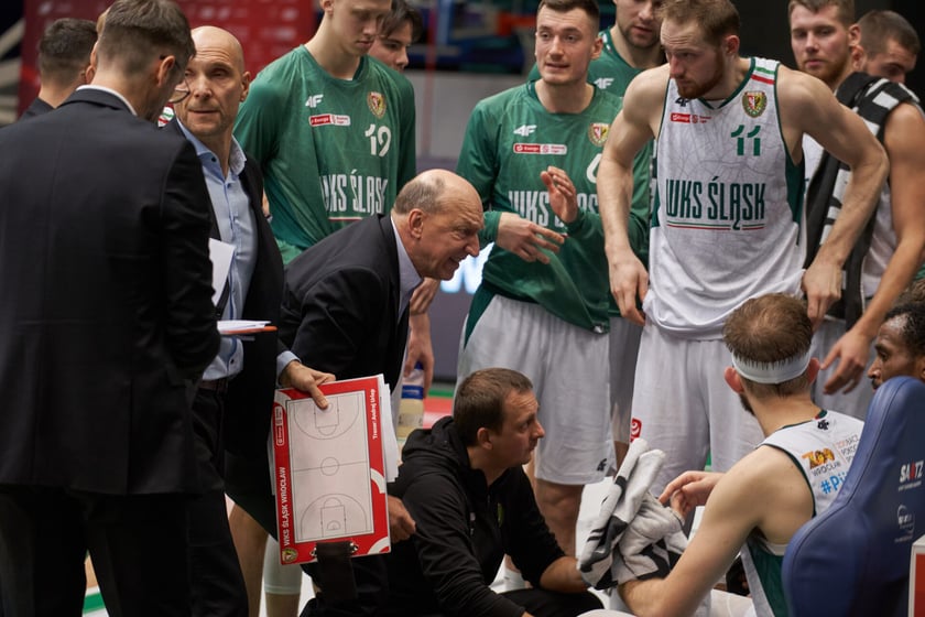 Kibice, cherleaderki i koszykarze podczas meczu Śląsk Wrocław - Arka Gdynia w Hali Orbita, 17 grudnia 2022 r.