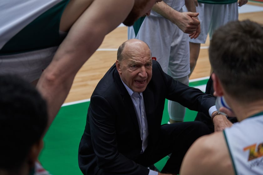 Kibice, cherleaderki i koszykarze podczas meczu Śląsk Wrocław - Arka Gdynia w Hali Orbita, 17 grudnia 2022 r.