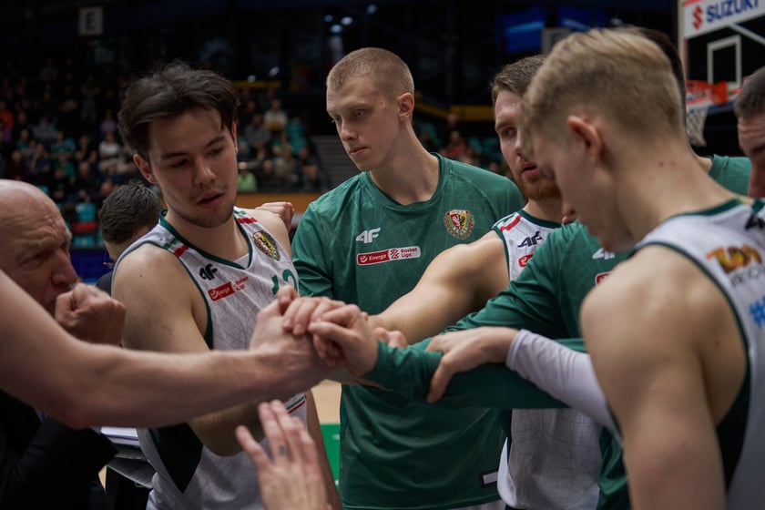 Kibice, cherleaderki i koszykarze podczas meczu Śląsk Wrocław - Arka Gdynia w Hali Orbita, 17 grudnia 2022 r.