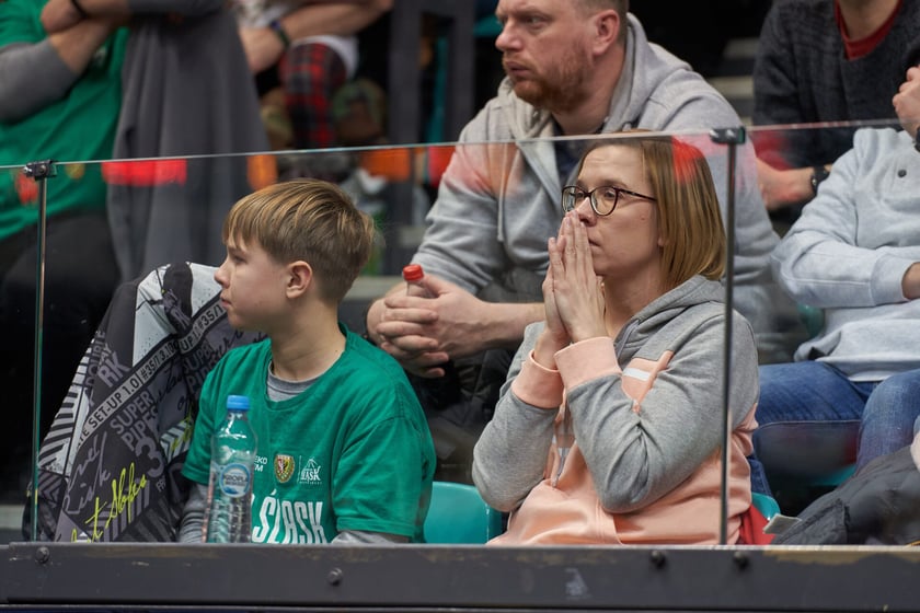 Kibice, cherleaderki i koszykarze podczas meczu Śląsk Wrocław - Arka Gdynia w Hali Orbita, 17 grudnia 2022 r.