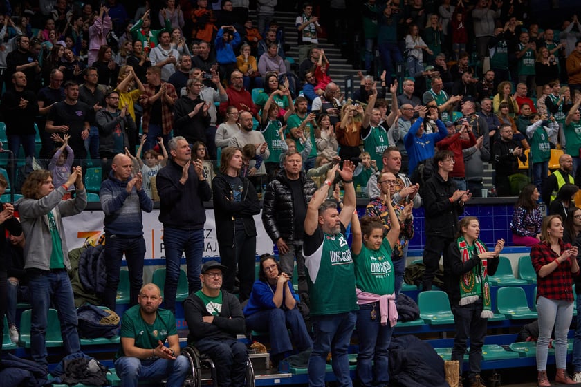 Kibice, cherleaderki i koszykarze podczas meczu Śląsk Wrocław - Arka Gdynia w Hali Orbita, 17 grudnia 2022 r.