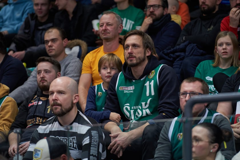 Kibice, cherleaderki i koszykarze podczas meczu Śląsk Wrocław - Arka Gdynia w Hali Orbita, 17 grudnia 2022 r.