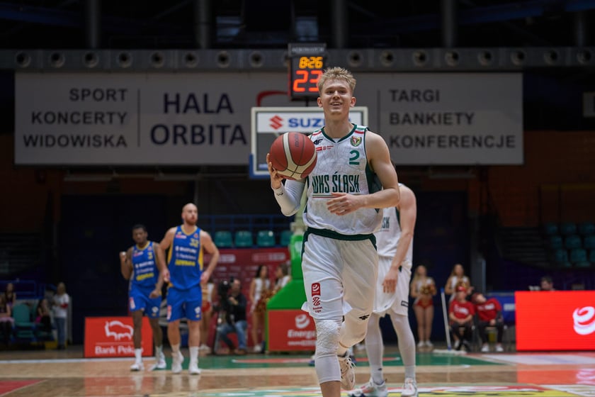 Kibice, cherleaderki i koszykarze podczas meczu Śląsk Wrocław - Arka Gdynia w Hali Orbita, 17 grudnia 2022 r.