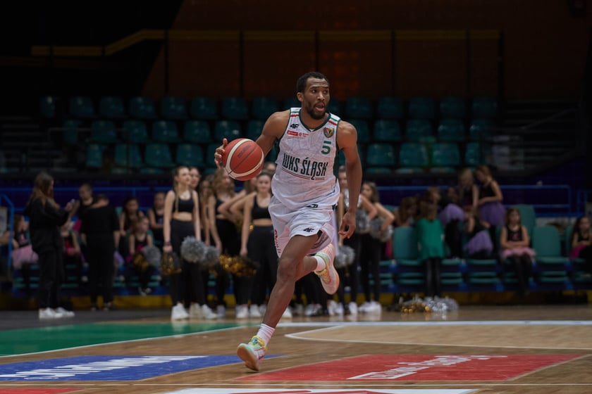 Kibice, cherleaderki i koszykarze podczas meczu Śląsk Wrocław - Arka Gdynia w Hali Orbita, 17 grudnia 2022 r.