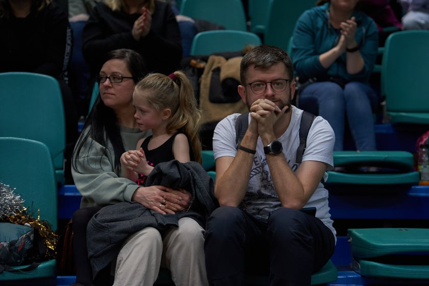 Kibice, cherleaderki i koszykarze podczas meczu Śląsk Wrocław - Arka Gdynia w Hali Orbita, 17 grudnia 2022 r.