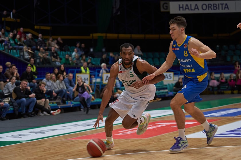 Kibice, cherleaderki i koszykarze podczas meczu Śląsk Wrocław - Arka Gdynia w Hali Orbita, 17 grudnia 2022 r.