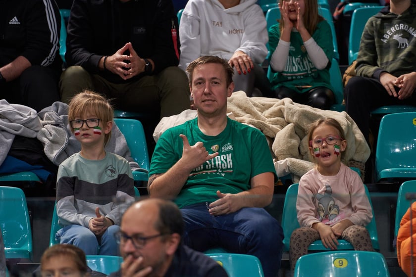 Kibice, cherleaderki i koszykarze podczas meczu Śląsk Wrocław - Arka Gdynia w Hali Orbita, 17 grudnia 2022 r.