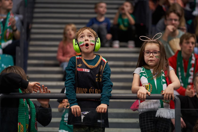 Kibice, cherleaderki i koszykarze podczas meczu Śląsk Wrocław - Arka Gdynia w Hali Orbita, 17 grudnia 2022 r.