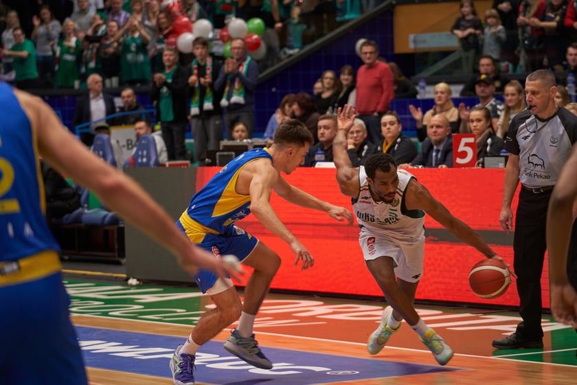 Kibice, cherleaderki i koszykarze podczas meczu Śląsk Wrocław - Arka Gdynia w Hali Orbita, 17 grudnia 2022 r.