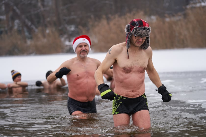 Charytatywne morsowanie dla Rafała Fabicha na Jeziorze Pawłowickim - 18 grudnia 2022 r. - zdjęcia uczestników