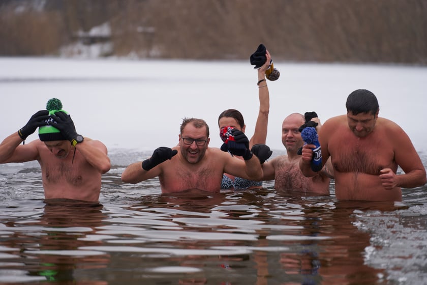 Charytatywne morsowanie dla Rafała Fabicha na Jeziorze Pawłowickim - 18 grudnia 2022 r. - zdjęcia uczestników