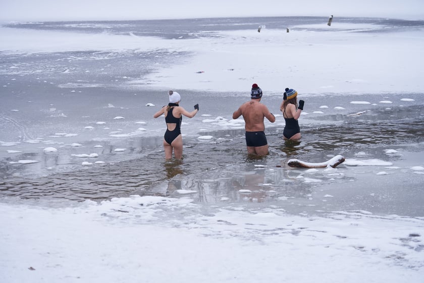 Charytatywne morsowanie dla Rafała Fabicha na Jeziorze Pawłowickim - 18 grudnia 2022 r. - zdjęcia uczestników