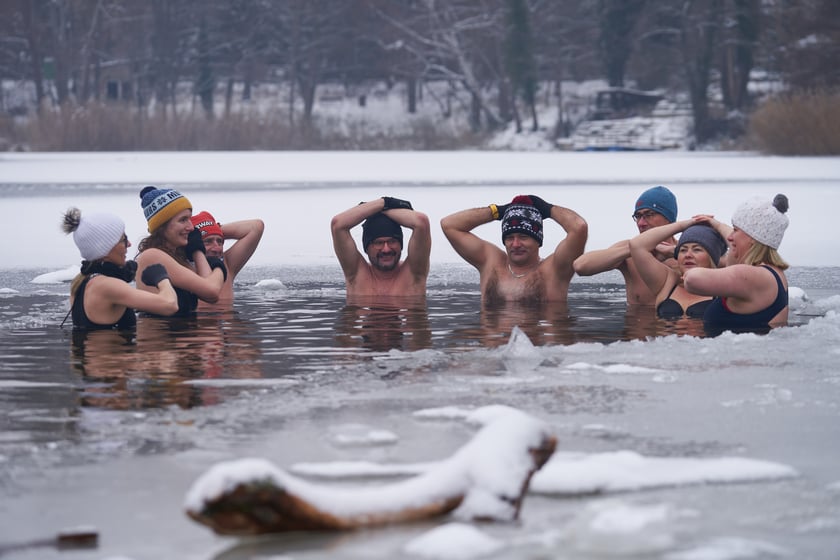 Charytatywne morsowanie dla Rafała Fabicha na Jeziorze Pawłowickim - 18 grudnia 2022 r. - zdjęcia uczestników
