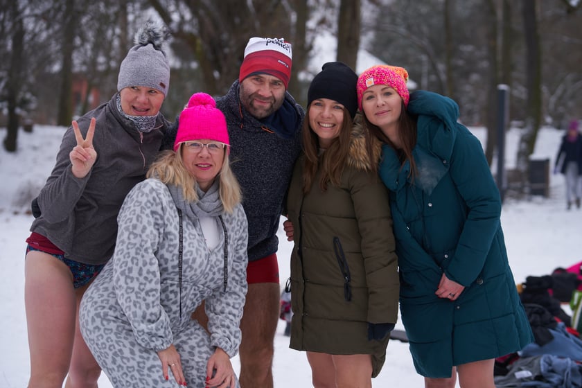 Charytatywne morsowanie dla Rafała Fabicha na Jeziorze Pawłowickim - 18 grudnia 2022 r. - zdjęcia uczestników