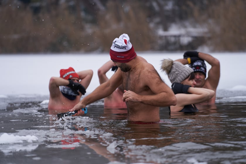 Charytatywne morsowanie dla Rafała Fabicha na Jeziorze Pawłowickim - 18 grudnia 2022 r. - zdjęcia uczestników