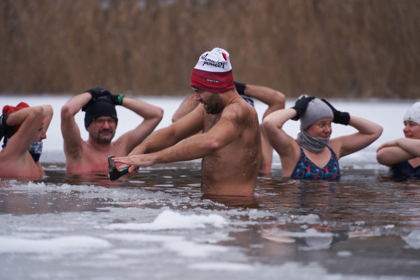 Charytatywne morsowanie dla Rafała Fabicha na Jeziorze Pawłowickim - 18 grudnia 2022 r. - zdjęcia uczestników
