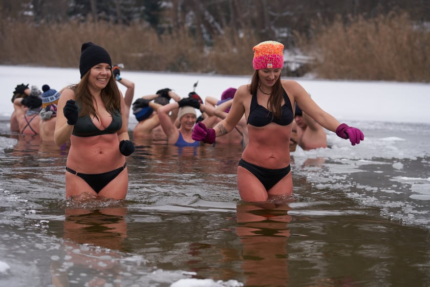 Charytatywne morsowanie dla Rafała Fabicha na Jeziorze Pawłowickim - 18 grudnia 2022 r. - zdjęcia uczestników