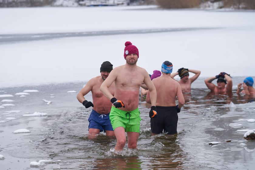 Charytatywne morsowanie dla Rafała Fabicha na Jeziorze Pawłowickim - 18 grudnia 2022 r. - zdjęcia uczestników