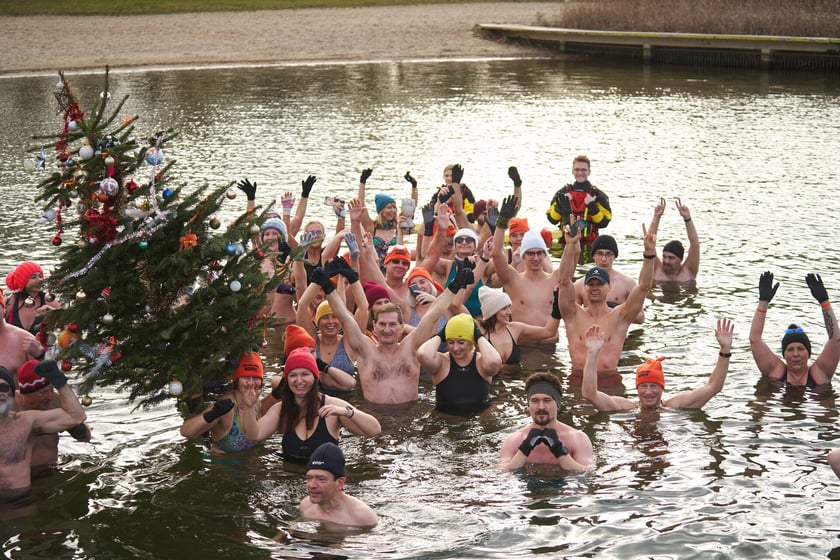 Wrocławskie morsy podczas morsowania na Morskim Oku - 14 stycznia 2023 r.