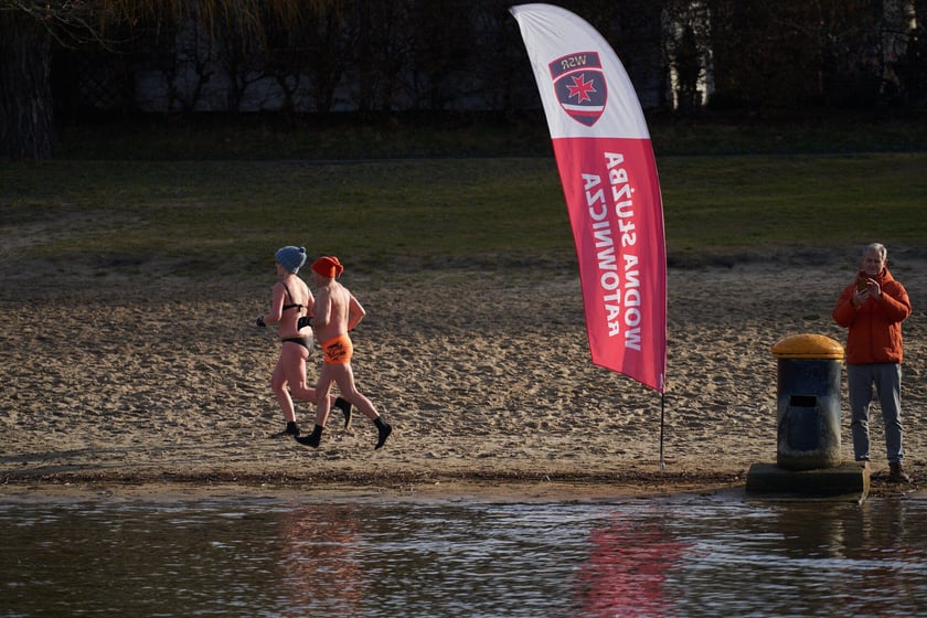 Wrocławskie morsy podczas morsowania na Morskim Oku - 14 stycznia 2023 r.