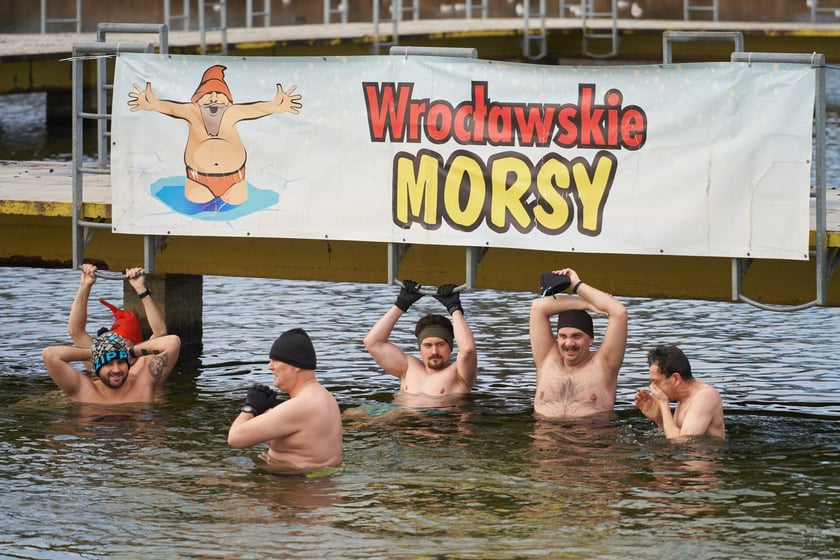 Wrocławskie morsy podczas morsowania na Morskim Oku - 14 stycznia 2023 r.