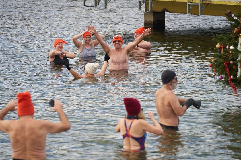 Wrocławskie morsy podczas morsowania na Morskim Oku - 14 stycznia 2023 r.