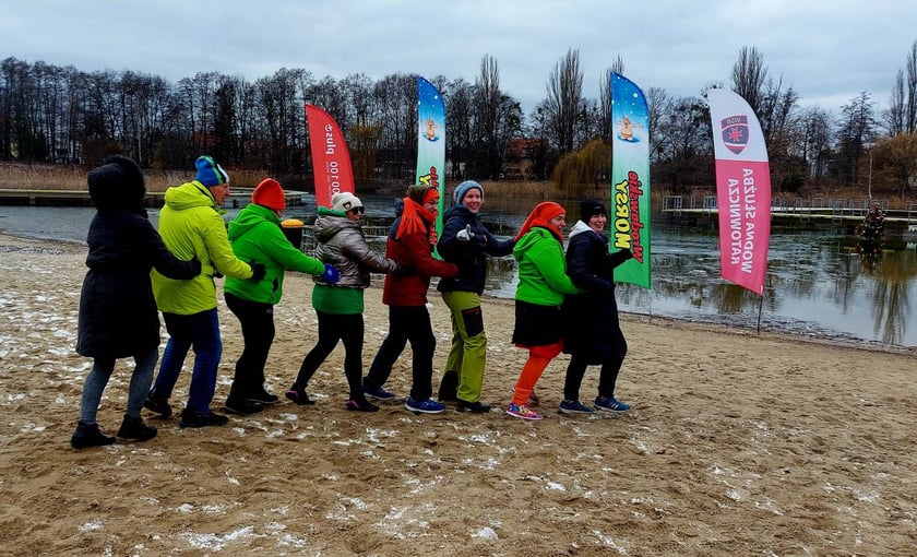 Na zdjęciu niedzielne morsowanie na Morskim Oku