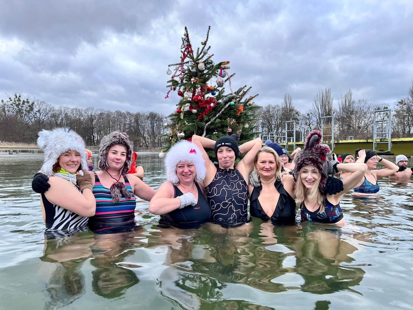 Na zdjęciu niedzielne morsowanie na Morskim Oku