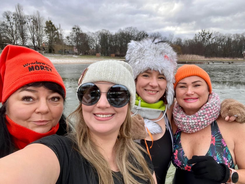 Na zdjęciu niedzielne morsowanie na Morskim Oku