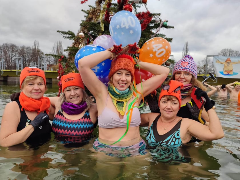 Na zdjęciu niedzielne morsowanie na Morskim Oku