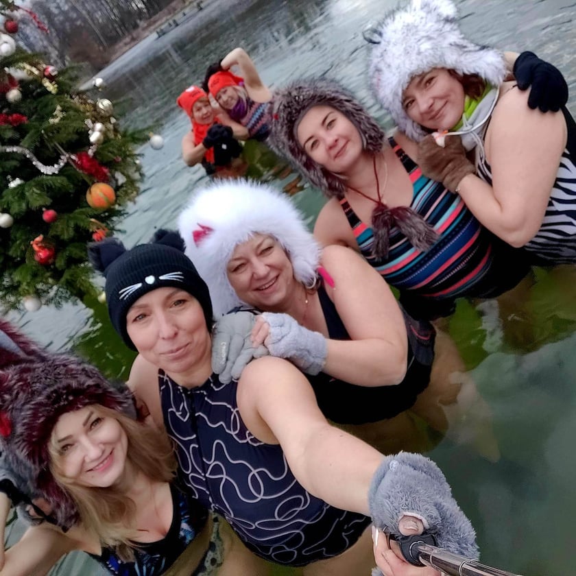 Na zdjęciu niedzielne morsowanie na Morskim Oku