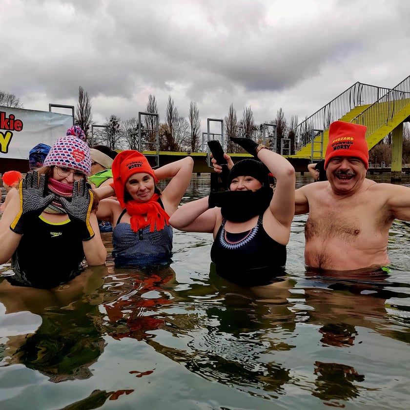 Na zdjęciu niedzielne morsowanie na Morskim Oku