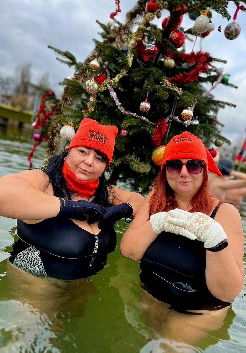 Na zdjęciu niedzielne morsowanie na Morskim Oku